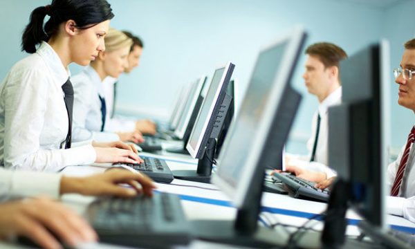 Pesë minuta ecje çdo gjysmë ore mund të ndihmojnë në uljen e rreziqeve nga qëndrimi ulur