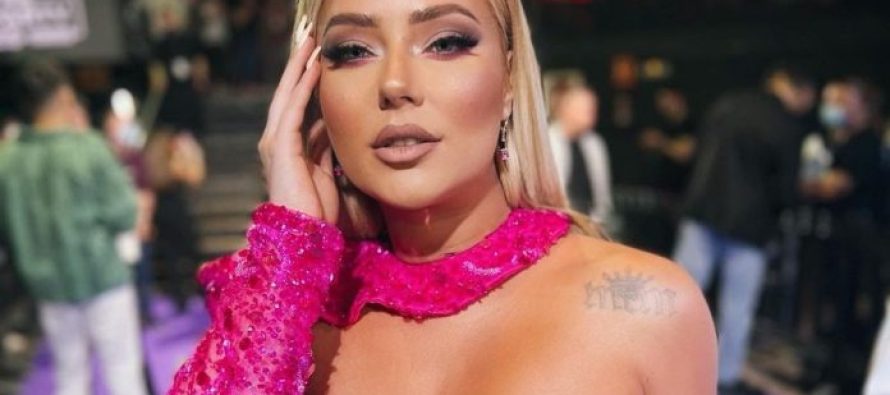 Ronela Hajati merr vëmendjen me linjat e kolme të trupit nga pushimet në jug të Shqipërisë