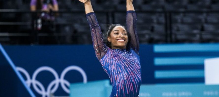 Simone Biles pa kufi, në garë me një veshje 3 mijë dollarë