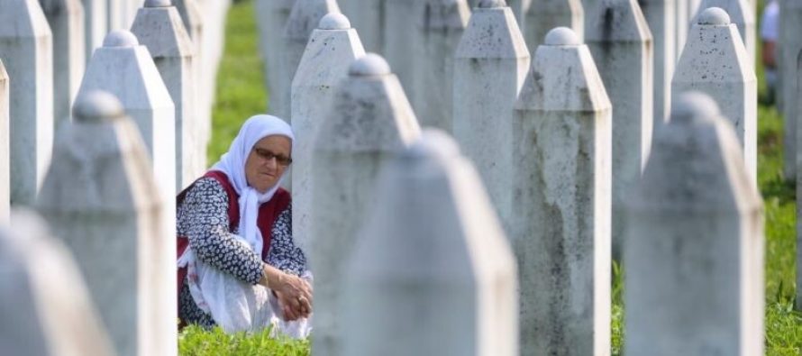 Politikanët shqiptarë përkujtojnë “Masakrën e Srebrenicës”