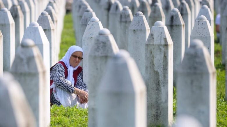 Politikanët shqiptarë përkujtojnë “Masakrën e Srebrenicës”