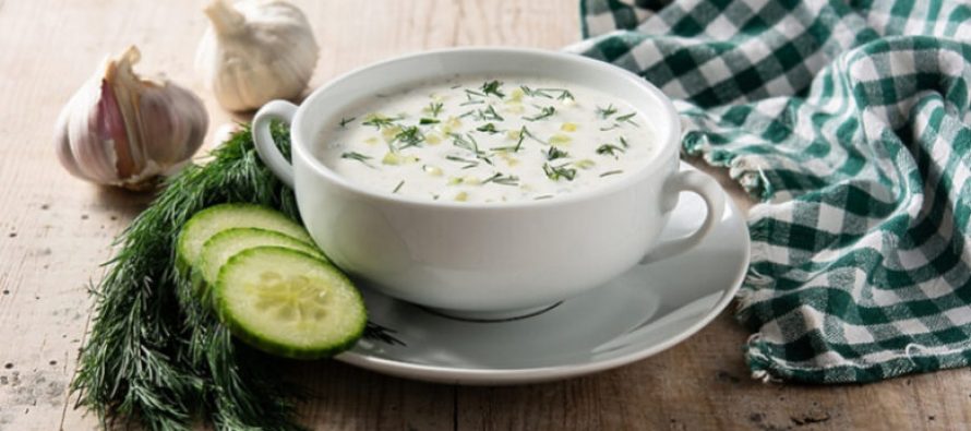 Në temperaturat e larta, freskohu me një tartur të stilit grek