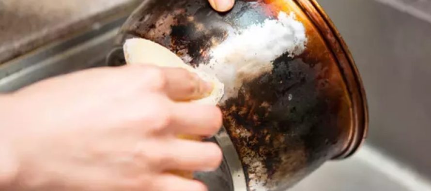 Pa detergjentë të shtrenjtë, si të pastroni lehtësisht tenxheret e ngjitura