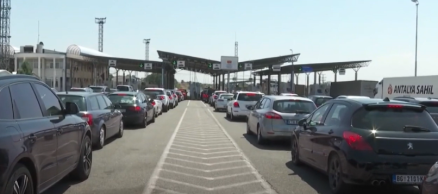 Ardhja e mërgimtarëve dhe ikja në pushime ka shtuar radhët në kufi