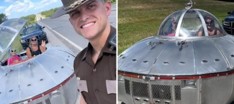 Një polic amerikan ndaloi një automjet të pazakontë dhe bëri një selfie