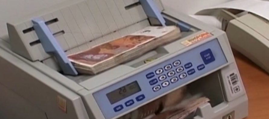 Rebalanci i buxhetit, ku do të shkurtohet dhe si do të gjenden para për pensionet