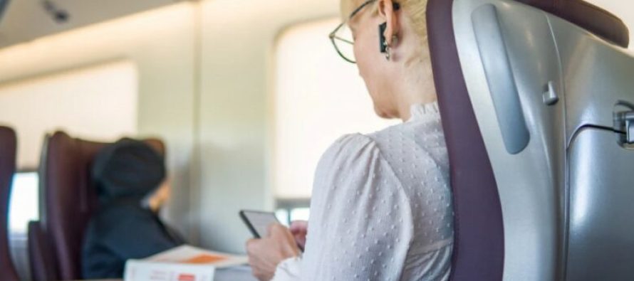 Ekspertët tregojnë arsyet pse nuk duhet të përdorim telefonin gjatë udhëtimit me aeroplan