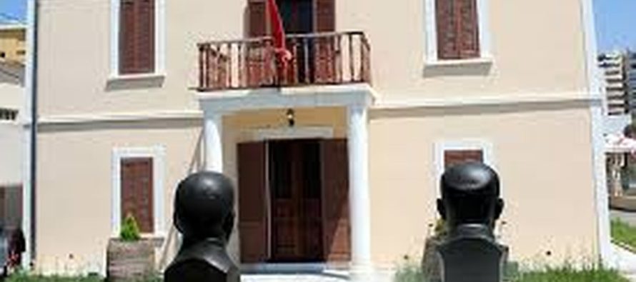 Të huajt tregojnë interes për historinë, ‘Shtëpia e Flamurit’ në Vlorë pret 5500 vizitorë në 7 muajt e parë të vitit 