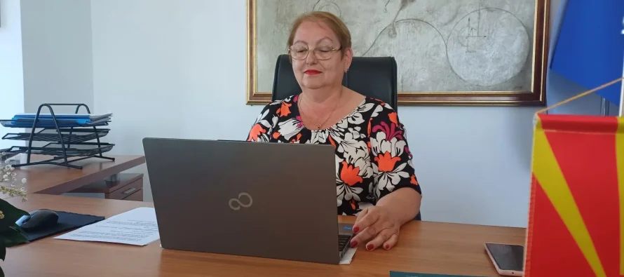 Janevska kërkoi falje për “deklaratën e keqformuluar” për librat e gjuhëve të huaja