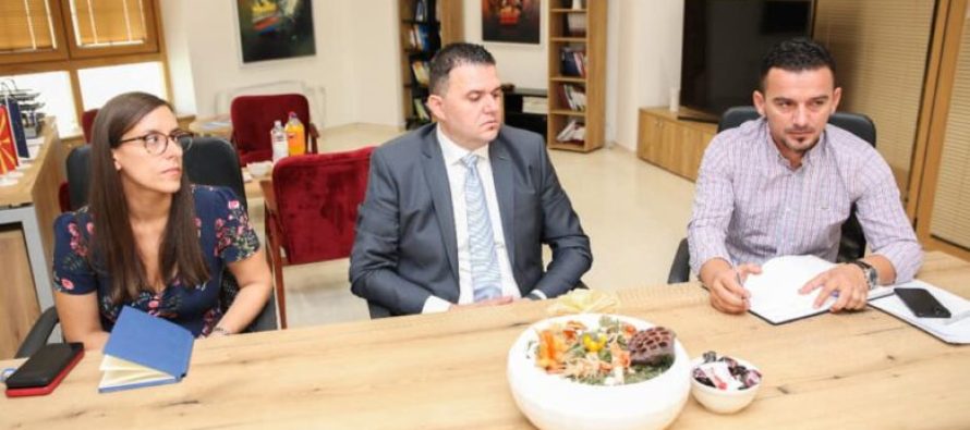 Përgjegjësi për inspektimin e gabimeve gjuhësore, me 7 gabime në tre fjali