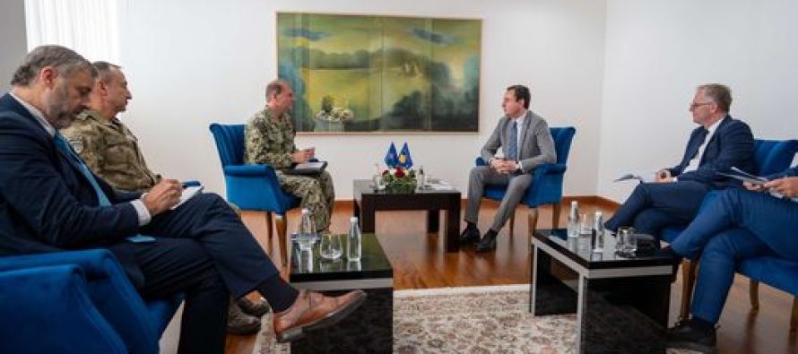 Admirali i NATO-s takohet me Kurtin
