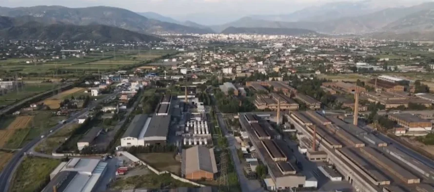 Skandali me mbetjet toksike/ Prokuroria sekuestro në Kurum, mediat nuk lejohen të filmojnë! Çfarë po fsheh kompania?