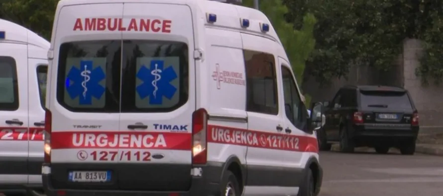 Tiranë: 68-vjeçari humb jetën pasi e zuri porta e objektit