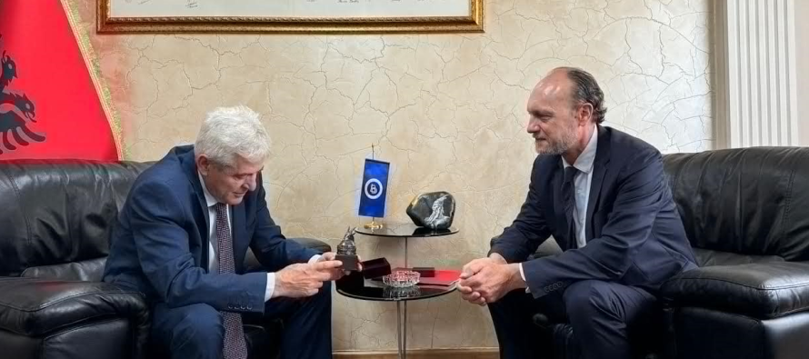 Ali Ahmeti takon ambasadorin e Francës: Legjitimiteti po shkelet rëndë nga qeveria monoetnike, BDI nuk destabilizon