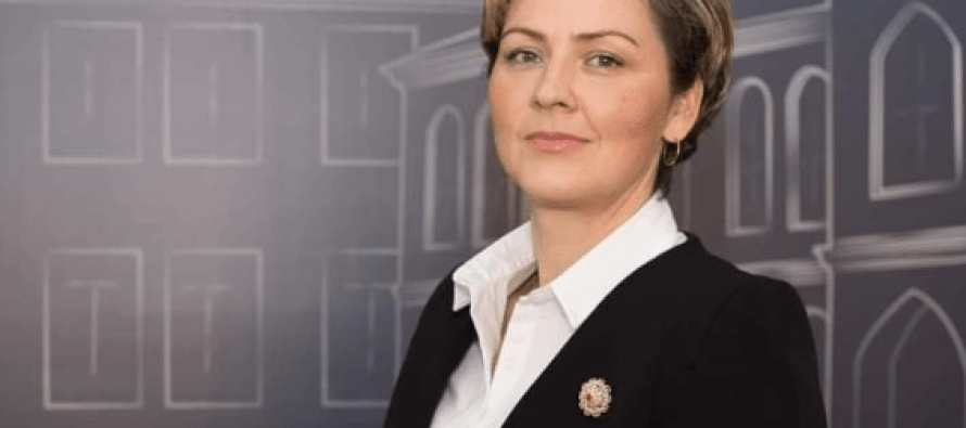 Ardita Sinani akuzon Vullinin se e ka futur në ‘blacklist’, thotë se ndalohet sa herë kalon kufirin e Serbisë