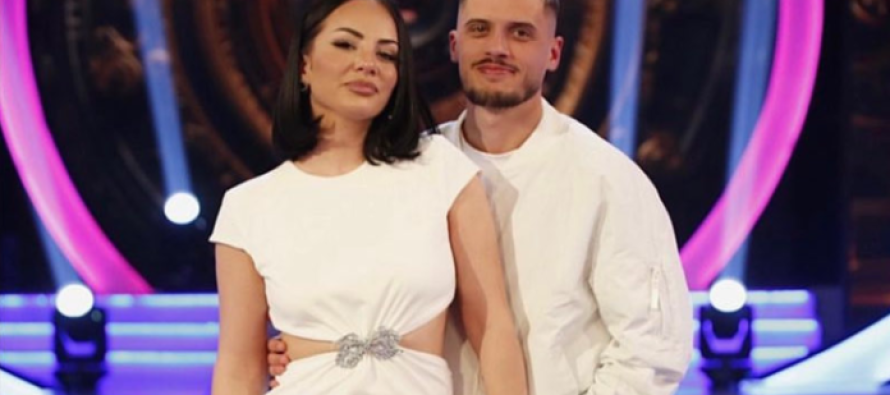 Bardhi dhe Sara pozojnë krahë njëri tjetrit të lumtur si kurrë më parë