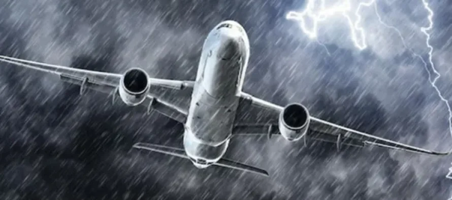 Moti në Shqipëri, stuhia e shiut pezullon uljen e avionëve në Rinas