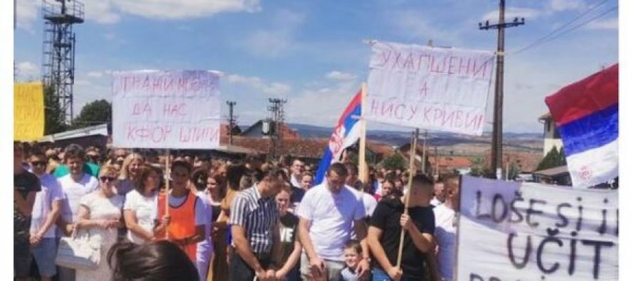 Kosovë/ Serbët në Pasjan protestojnë për shkak të arrestimit të serbëve të dyshuar se kanë kryer krime lufte