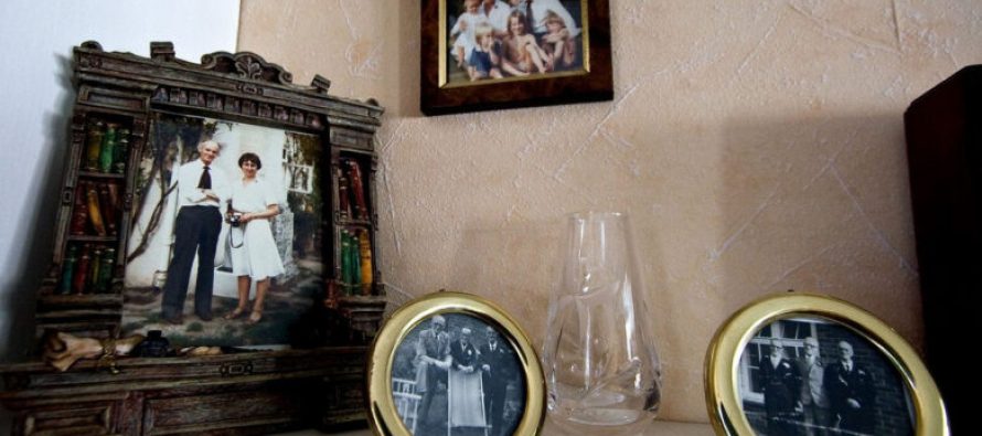 Besohet se fotografitë e të ndjerëve nuk duhet të mbahen në vende ku duken në shtëpi