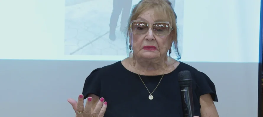 “Ka bërë çdo gjë normale në një vend anormal”, Helena rrëfen jetën me Kadarenë: E vuante shumë kur nuk shkruante dy orë e gjysmë në ditë