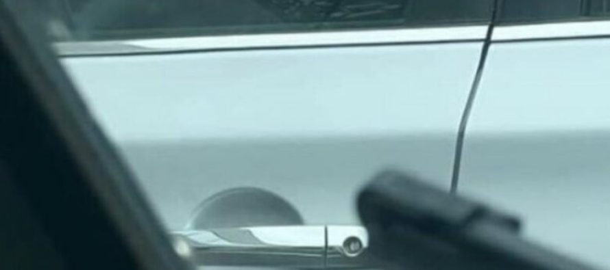Sa herë keni goditur një automjet tjetër me derë në parking? Ky shofer duket se e ka zgjidhur këtë problem!