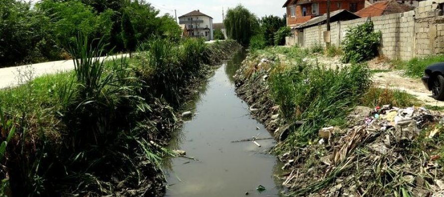 8 vjet nga përmbytjet në Hasabeg, banorët vazhdojnë të përballen me kanal të papastruar dhe rrugë të paasfaltuara