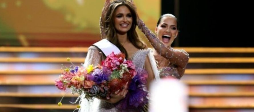 Mia le Roux është gruaja e parë e shurdhër që kurorëzohet “Miss Afrika e Jugut”