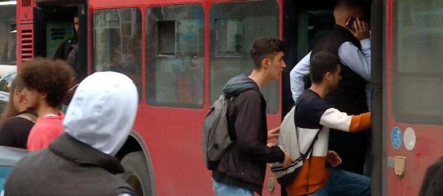 Një lajm i rremë për një biletë autobusi falas po përhapet në Facebook, qytetarët të mos bien në mashtrime