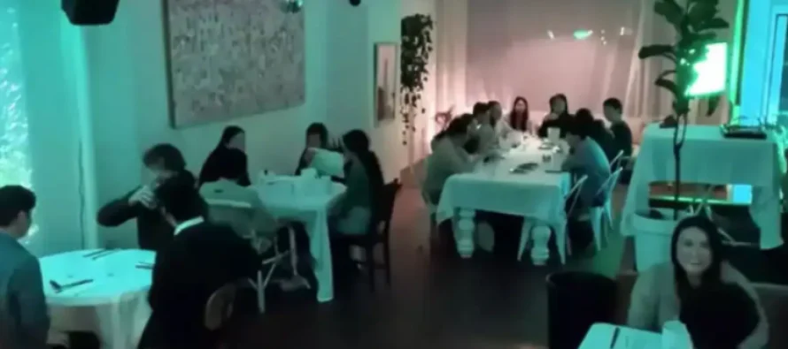 YouTuberi hap restorant të rremë japonez si shaka, habitet nga numri i madh i klientëve që e vizitojnë atë