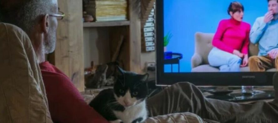 Shikimi i televizorit për 5 orë në ditë rrit për 50 % rrezikun për demencë