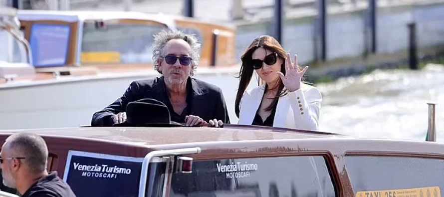 Monica Bellucci merr vëmendje me dukjen elegante krah Tim Burton në Festivalin e Filmit në Venecia