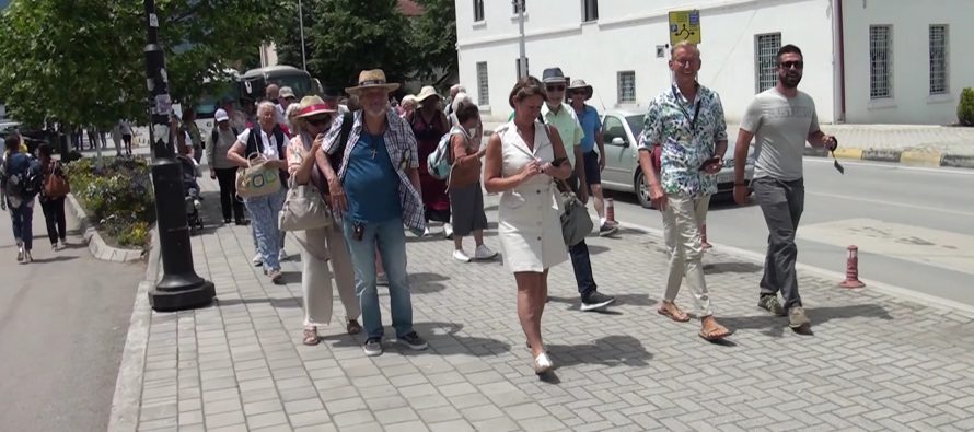 Mërgimtarët kanë mbushur tregjet e Strugës, thonë se çmimet janë shumë të larta