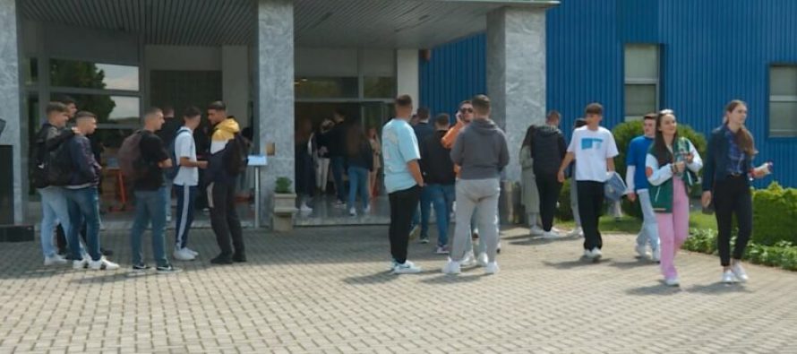 Derisa shkollat ankohen për mungesë të nxënësve, arsimi i lartë shënon rritje të numrit të studentëve