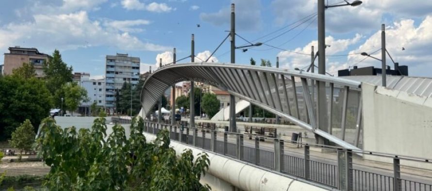 Kryediplomati i Shqipërisë porosit Kosovën të konsultohet me aleatët rreth urës