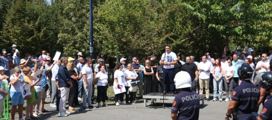Protesta kundër Veliajt, mbështetësit e PD përzënë turistët që po kalonin para bashkisë