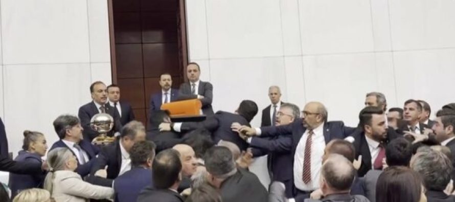 Rrahje masive në parlamentin turk, deputetët e Erdoganit godasin opozitarin