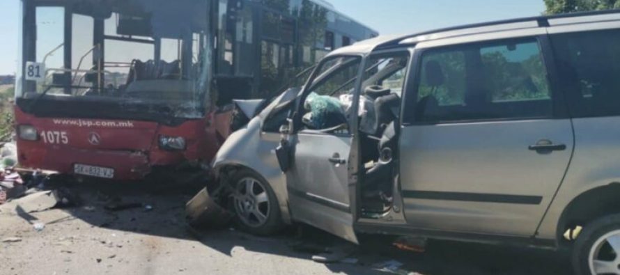 Përplasen autobusi i NQP-së dhe një makinë