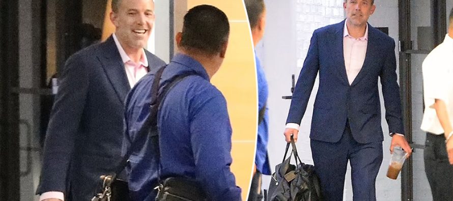 Ben Affleck duket i buzëqeshur teksa del nga zyra mes zërave për divorc nga Jennifer Lopez dhe romancës me Kick Kennedy