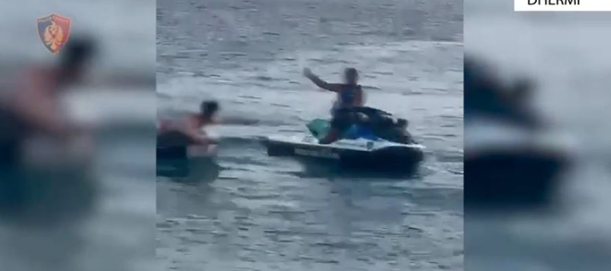 Ishin në rrezik për shkak të dallgëve, Policia Detare shpëton 2 pushuesit