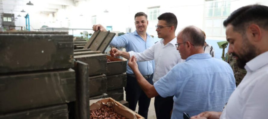 Shqipëria i rikthehet prodhimit të municioneve, ministri Vengu vizitë në Uzinën Mekanike në Gramsh