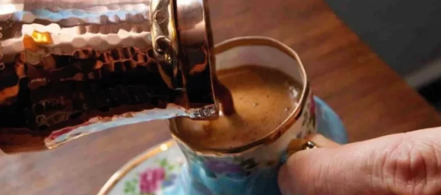A prishet cilësia e gjumit nëse pini kafe në mbrëmje?