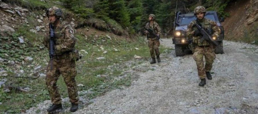 Ushtarët italianë dhe kroatë të KFOR-it operacion 24-orësh patrullimi përgjatë kufirit me Serbinë