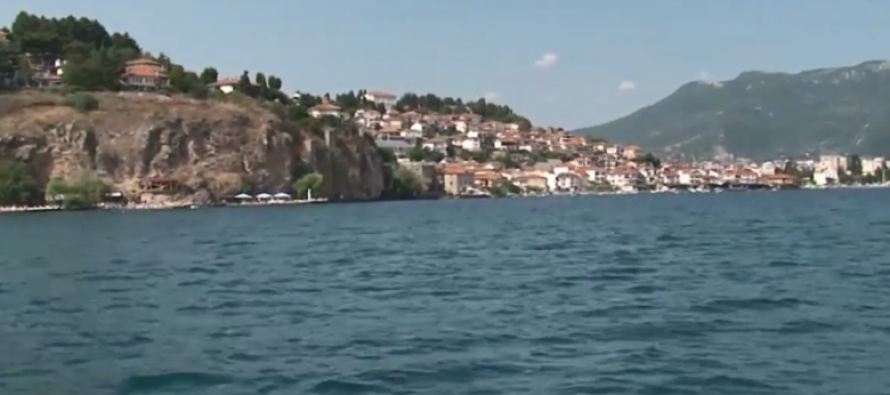 Ohër, 70 vjeçari nga Bullgaria çlirohet nga zinxhirët nën ujë