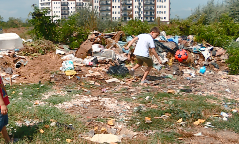 Mbeturina gjithandej në Shkup – Edhe vendet ku luanin fëmijët u shndërruan në deponi!