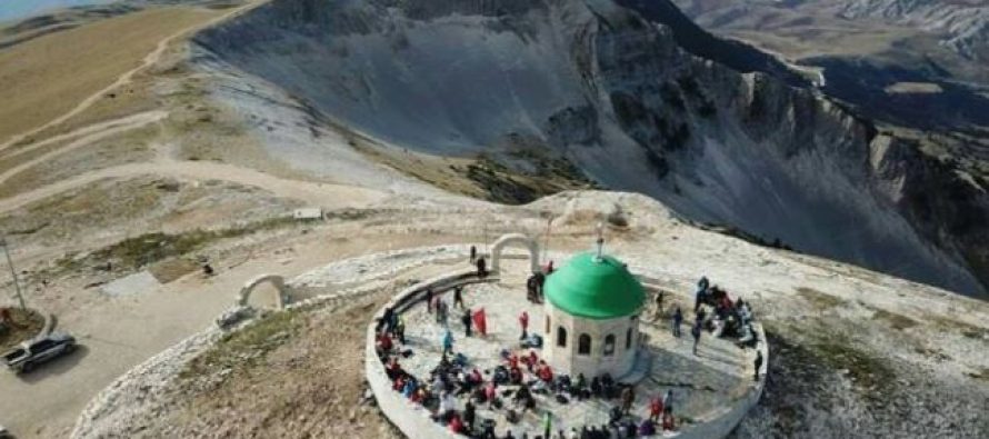 Mali i Baba Tomorrit, bektashinjtë kremtojnë fetsën e Abaz Aliut