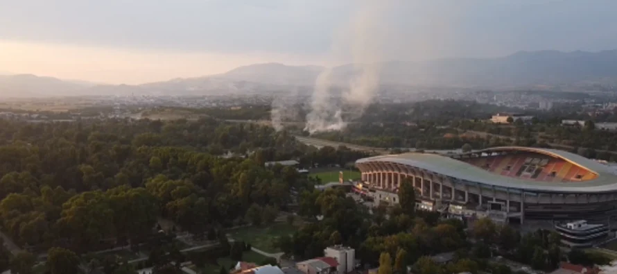 Zjarr nën Kalanë e Shkupit, tetë zjarrfikës dhe katër automjete marrin pjesë në shuarjen e tij