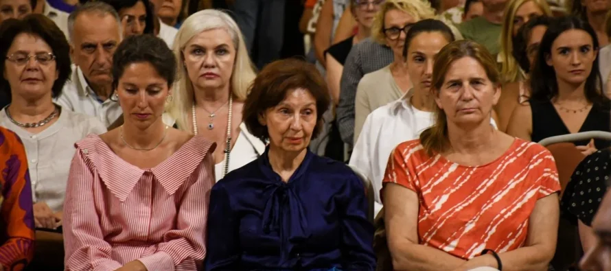 Presidentja Siljanovska-Davkova gjatë një koncerti në Ohër ishte ulur afër ambasadores greke, e cila u largua gjatë inaugurimit pasi nuk tha emrin kushtetues