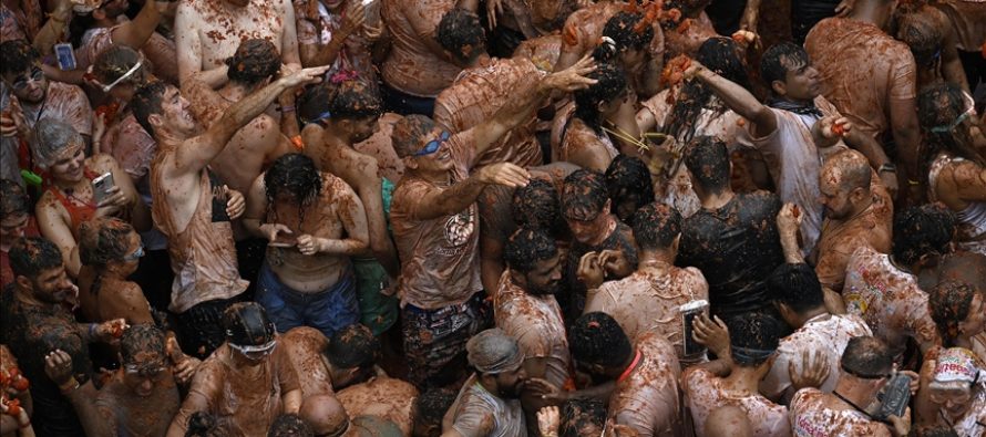 Mbi 120 tonë domate të përdorura në festivalin “La Tomatina” në Spanjë