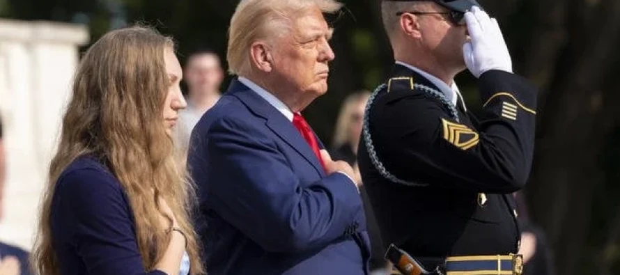 Zyrtarët e Trumpit përleshen me stafin e varrezave në një ngjarje në SHBA
