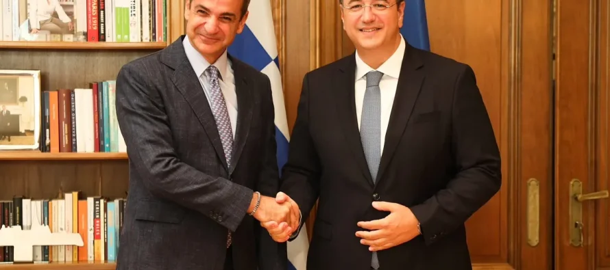 “Politiko”: Zgjedhja e Tzitzikostasit si eurokomisioner grek mund të tensionojë marrëdhëniet Athinë-Shkup